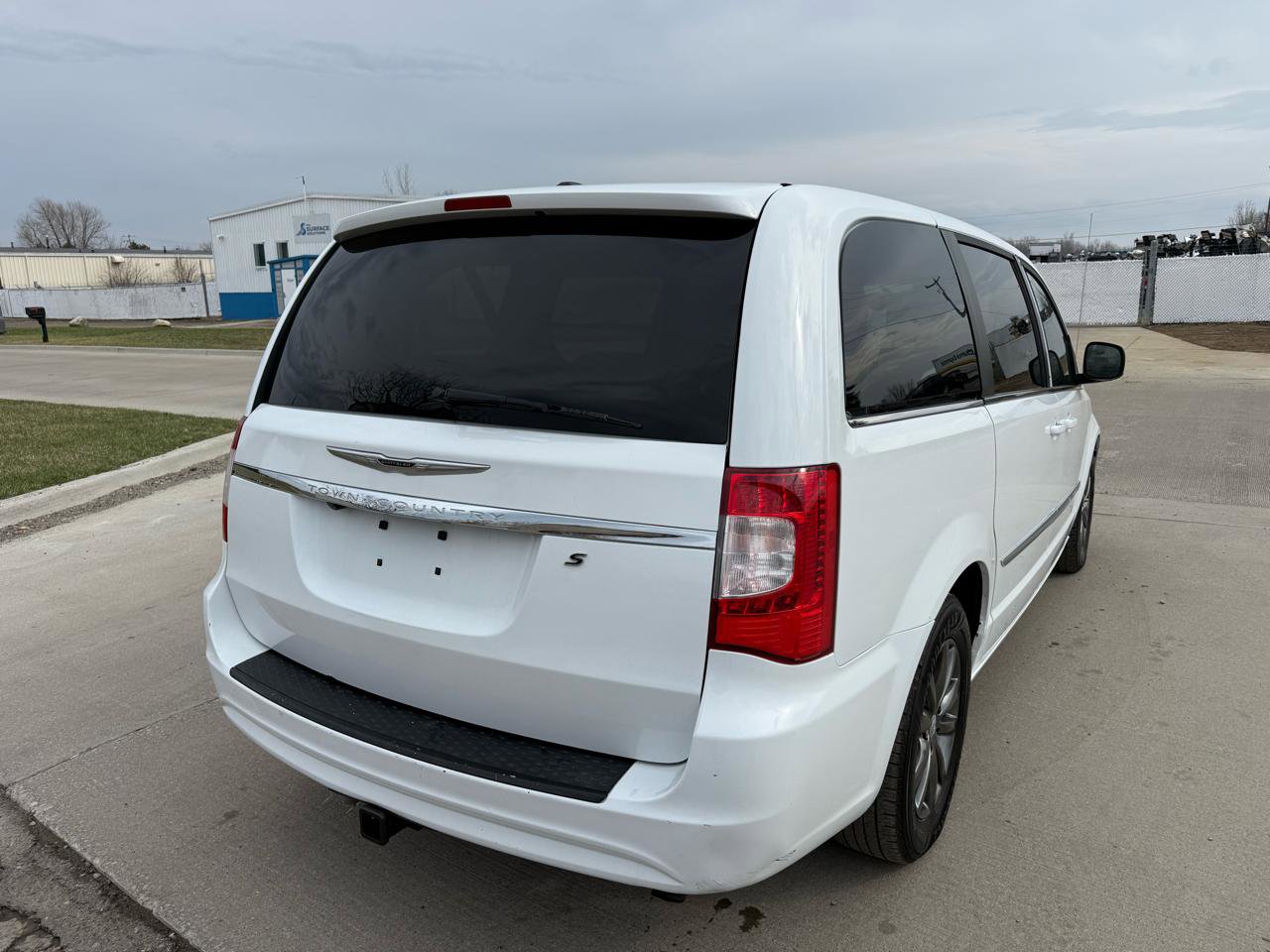 Used 2014 Chrysler Town & Country S FWD image 5