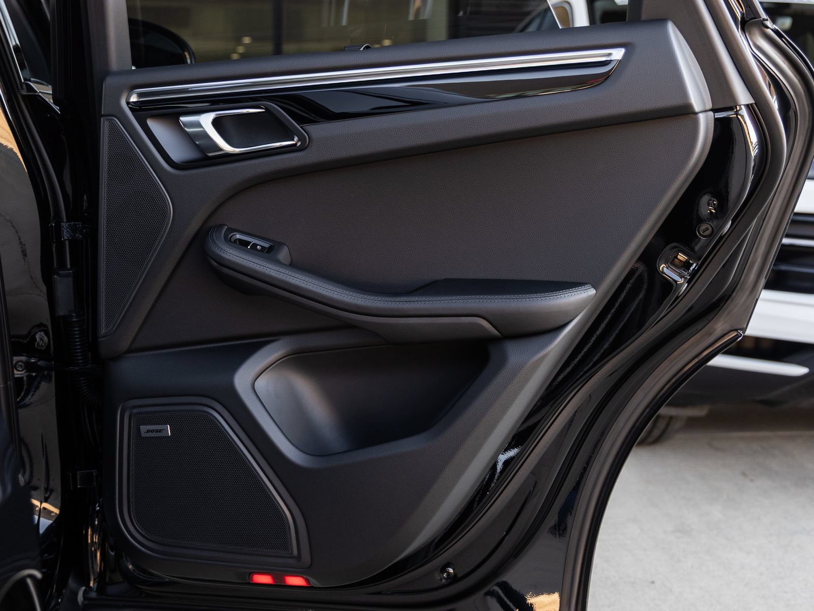 Certified 2026 Porsche Macan AWD/4WD image 38