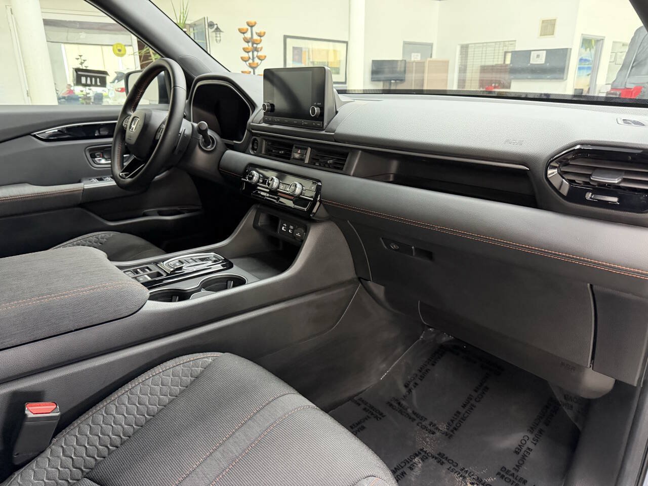 Used 2025 Honda Pilot Sport image 19
