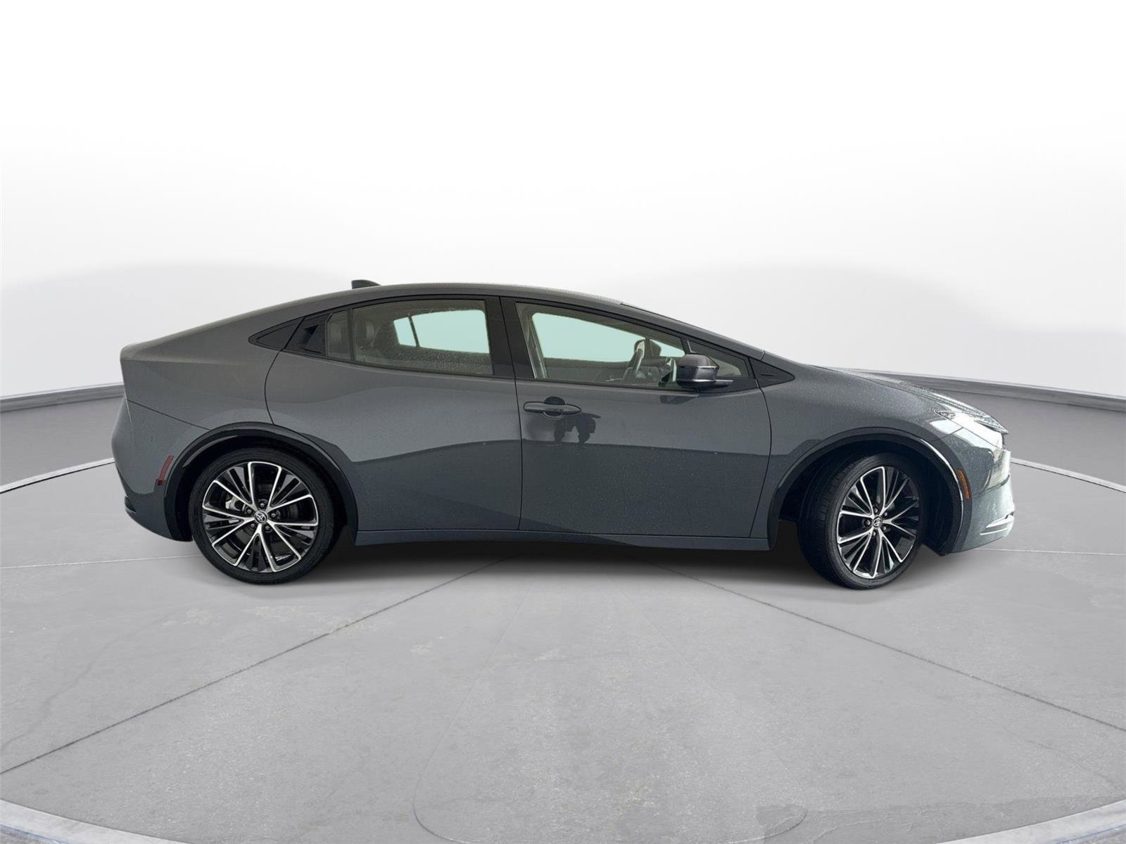 Used 2025 Toyota Prius XLE FWD image 5