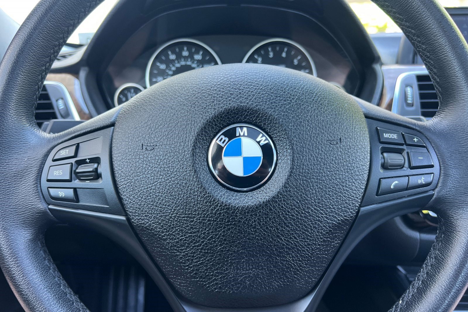 Used 2018 BMW 320i xDrive Sedan AWD/4WD image 16