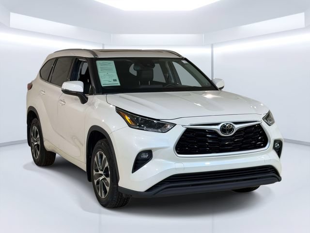 Used 2021 Toyota Highlander XLE AWD/4WD image 9