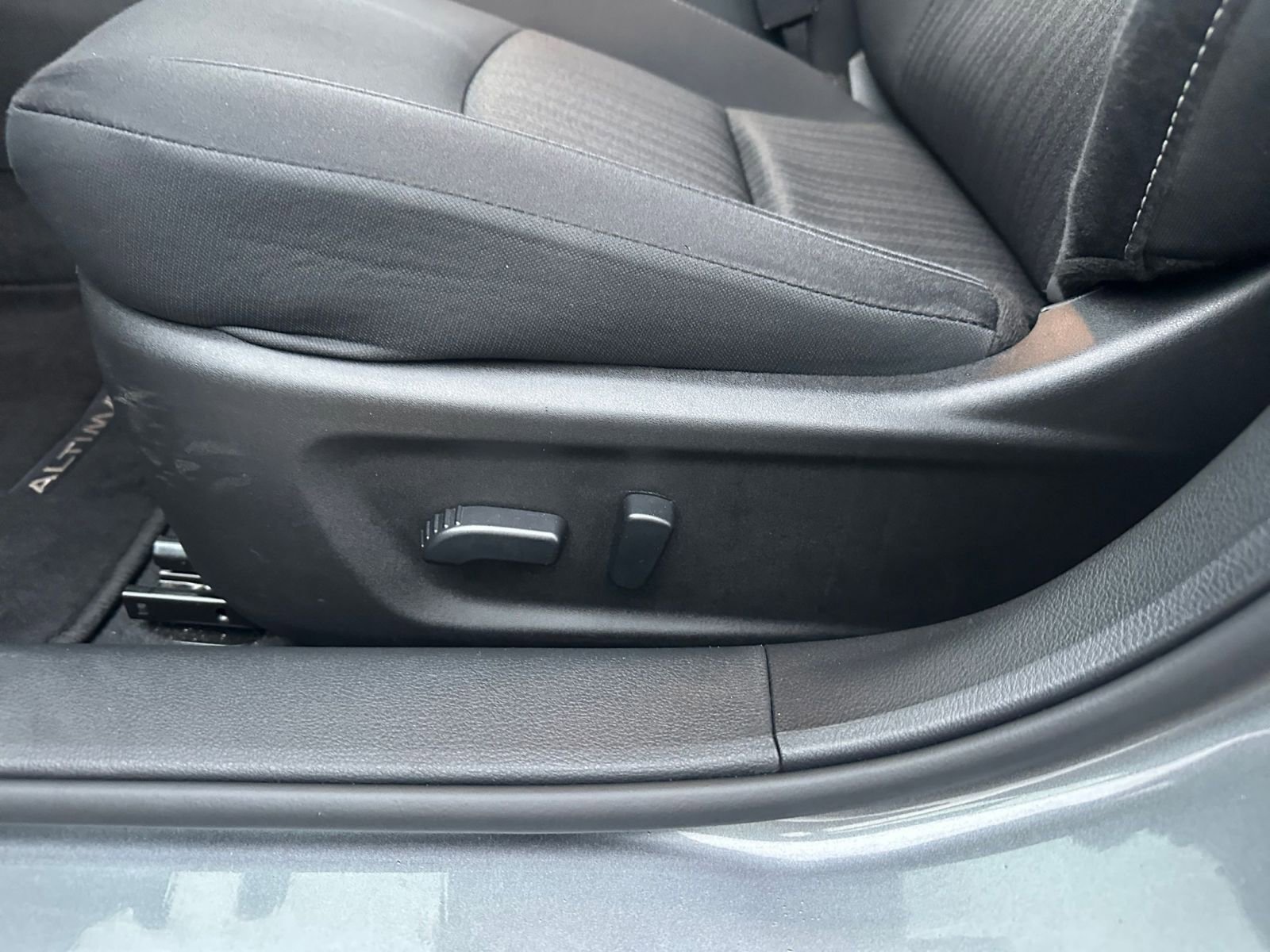 Used 2025 Nissan Altima 2.5 SV image 23