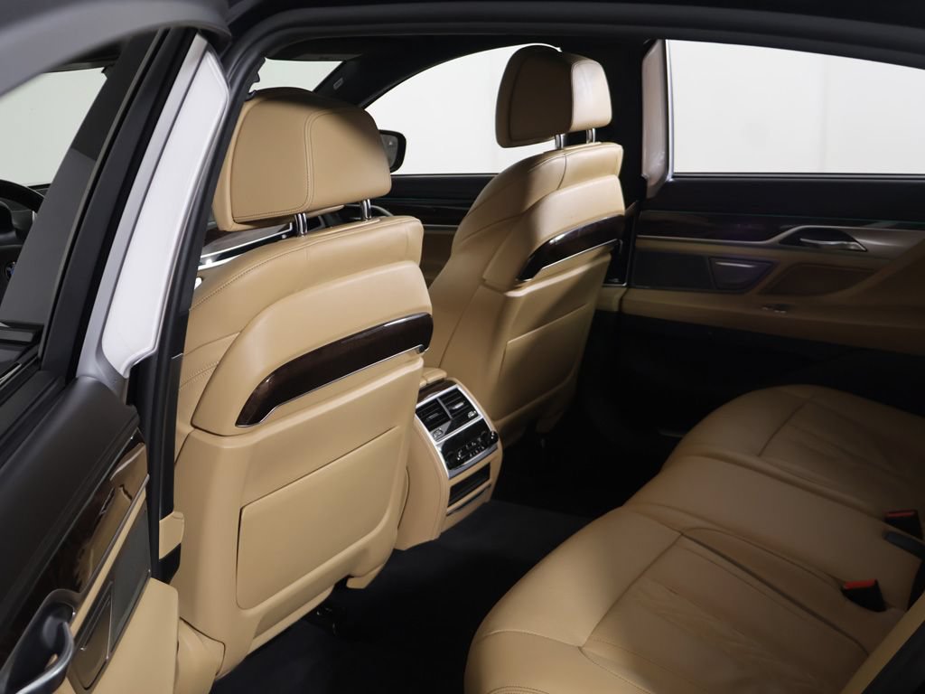 Used 2019 BMW 750i xDrive AWD/4WD image 33