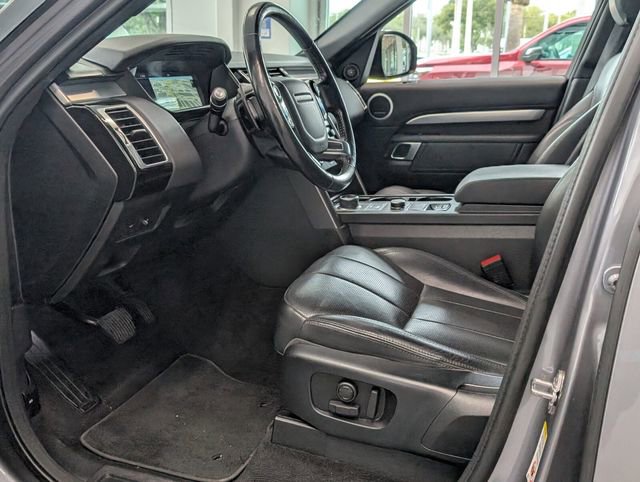 Used 2020 Land Rover Discovery Landmark image 6