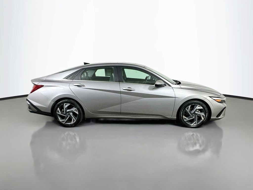 Used 2025 Hyundai Elantra Limited FWD image 7