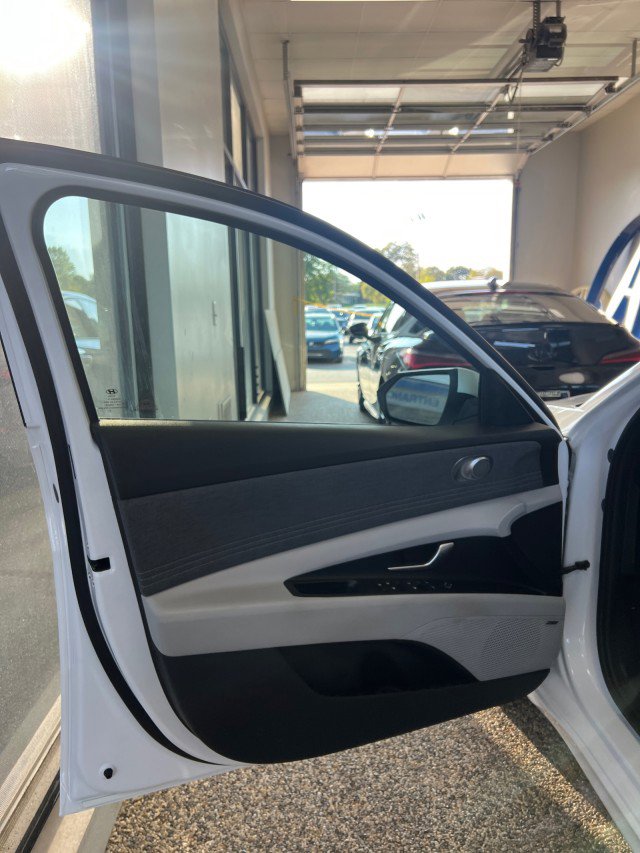 Used 2021 Hyundai Elantra Limited image 16