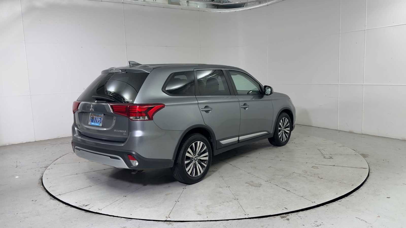 Used 2019 Mitsubishi Outlander SE image 2