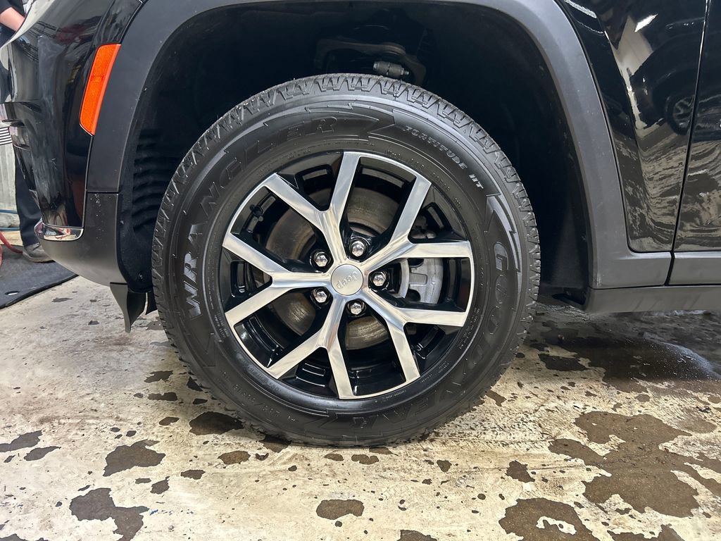 Certified 2023 Jeep Grand Cherokee L Limited AWD/4WD image 11