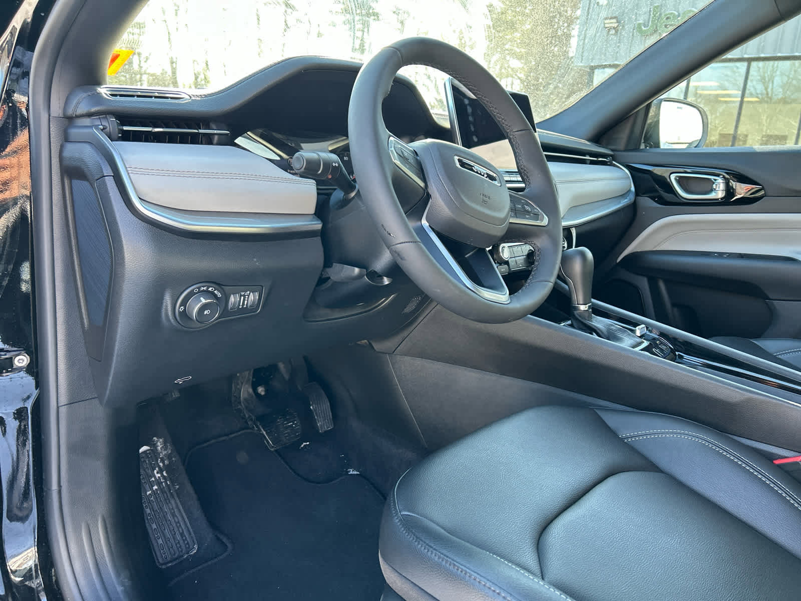 Used 2025 Jeep Compass Limited w/ Sun & Sound Group image 29