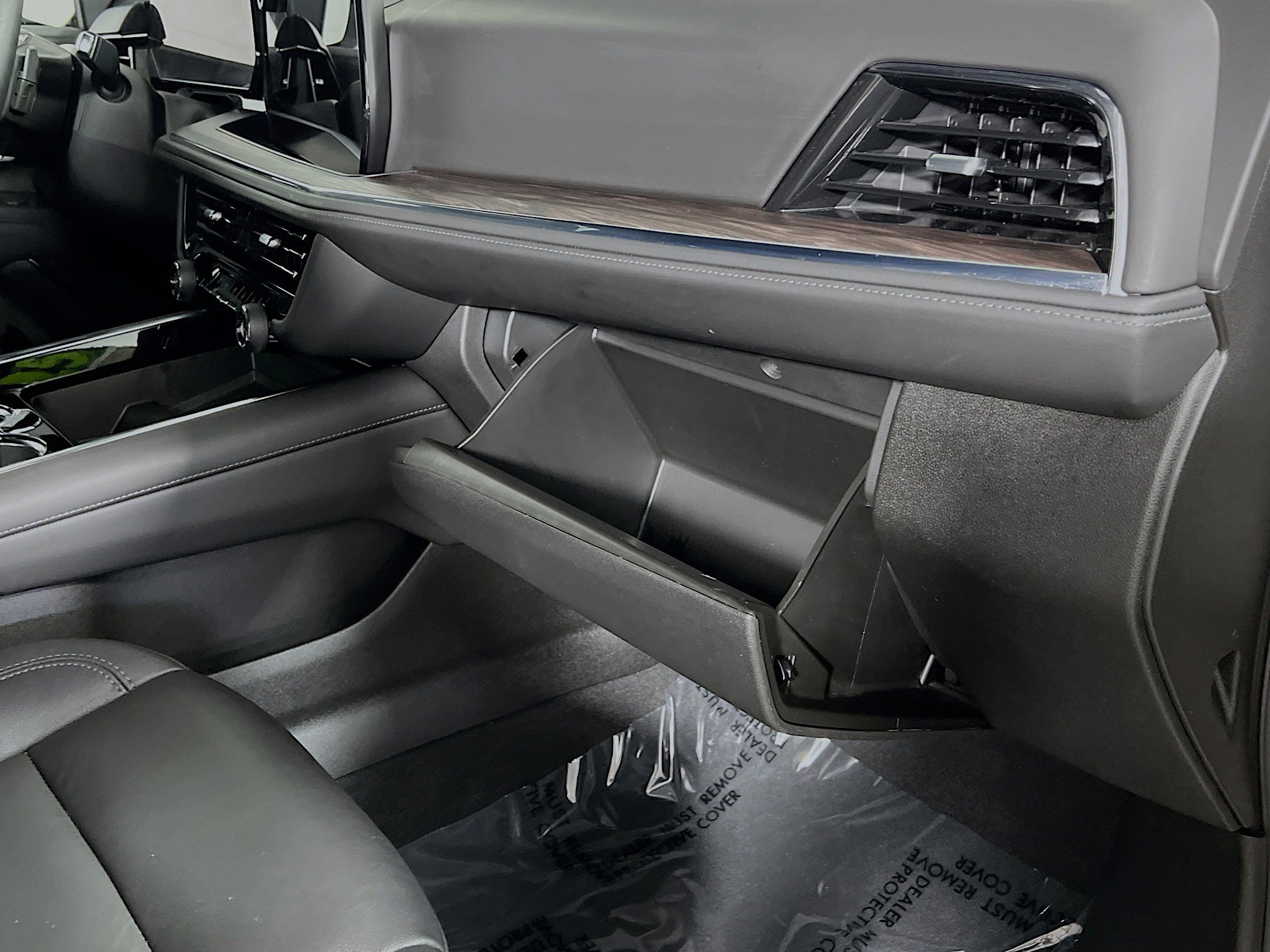 Used 2025 Chevrolet Suburban Z71 image 35