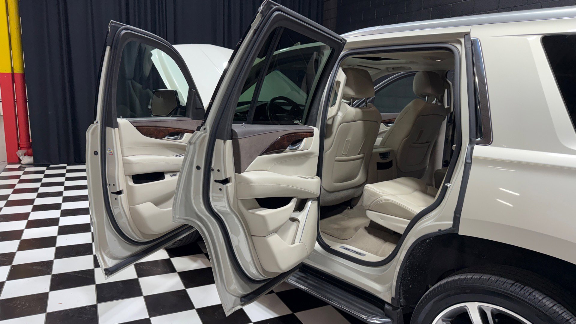 Used 2015 Cadillac Escalade Luxury image 55