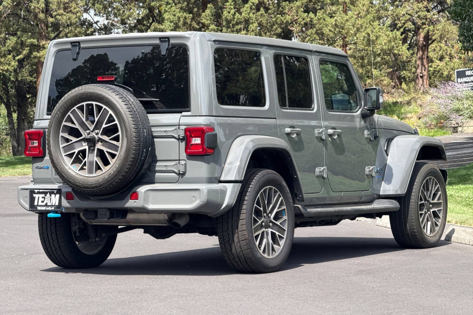Used 2023 Jeep Wrangler Unlimited Sahara AWD/4WD image 4