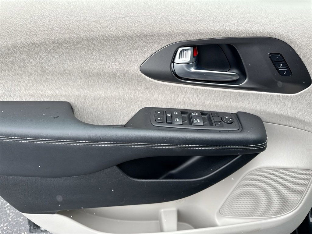 Used 2023 Chrysler Pacifica Touring-L image 15