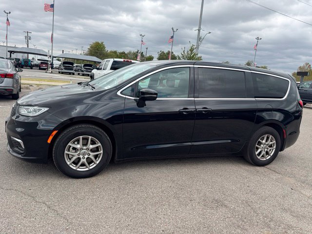 Used 2025 Chrysler Pacifica Select FWD image 3