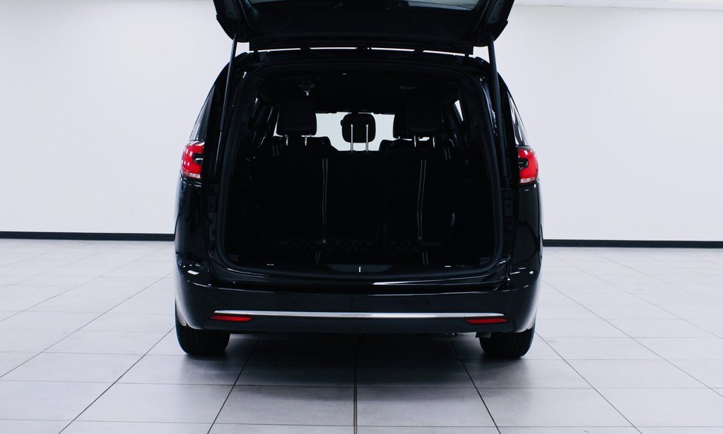 Used 2025 Chrysler Pacifica Select image 12