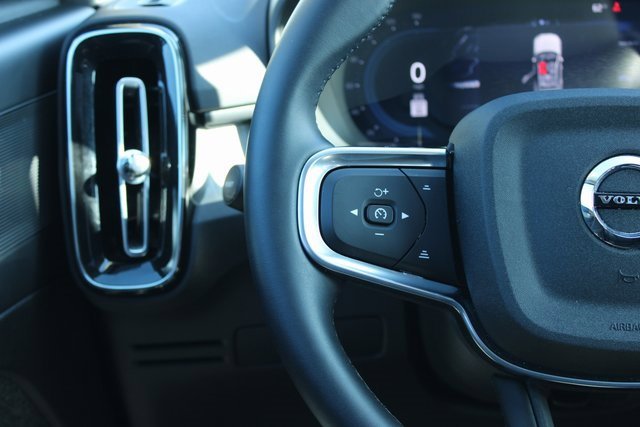 Used 2025 Volvo XC40 B5 Plus image 25