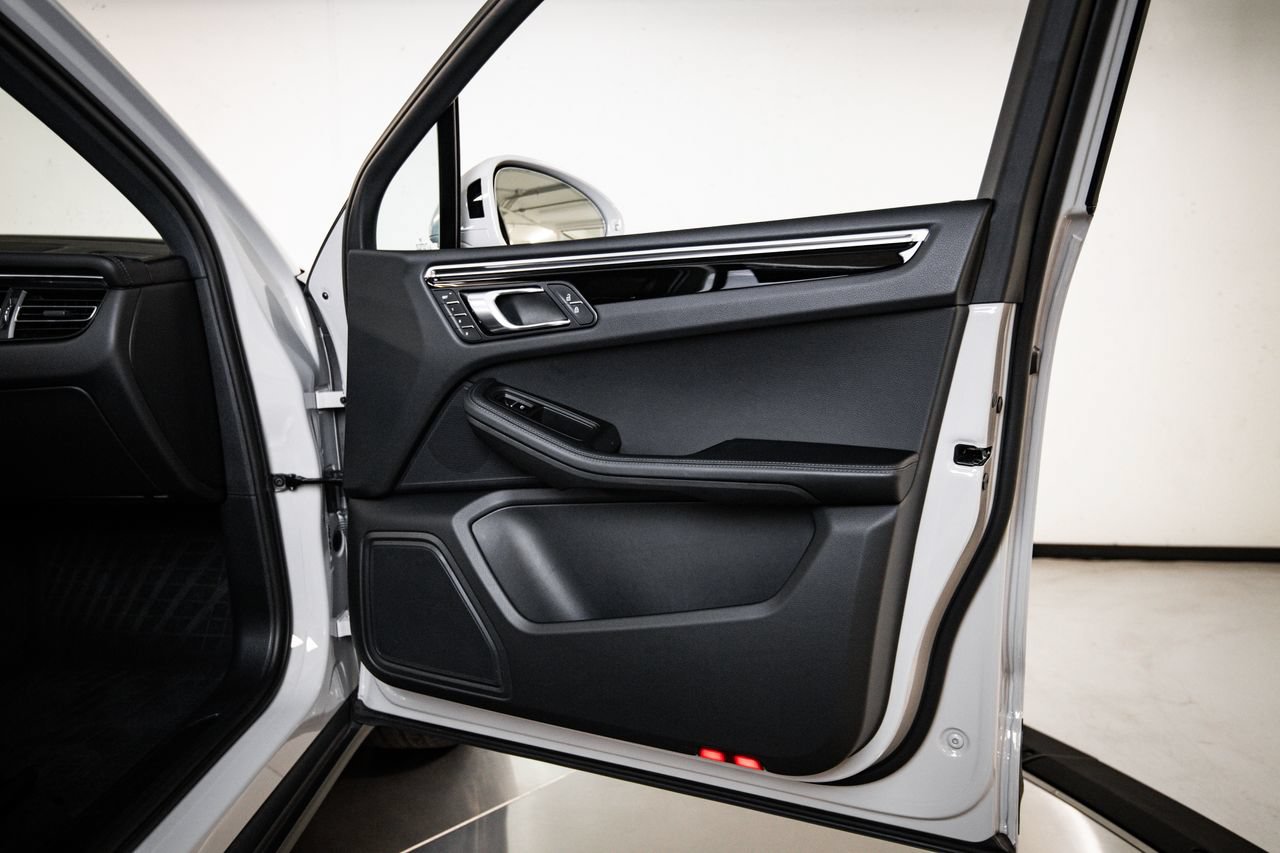 Certified 2023 Porsche Macan AWD/4WD image 27