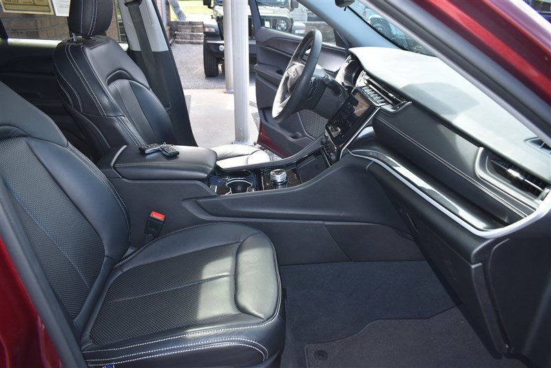 Used 2023 Jeep Grand Cherokee Laredo w/ Luxury Tech Group I AWD/4WD image 32