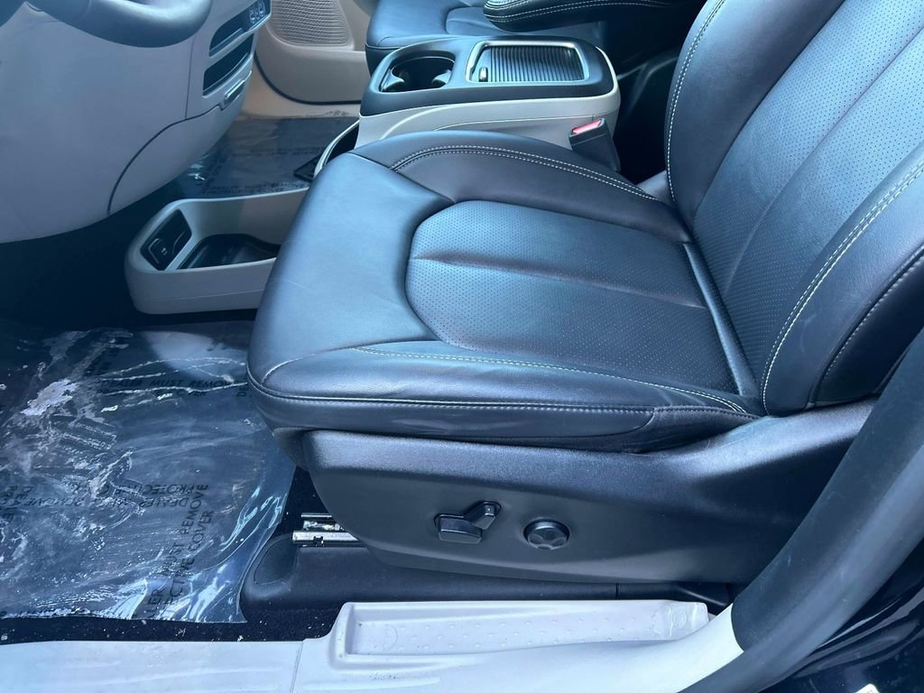 Used 2024 Chrysler Pacifica Touring-L image 22