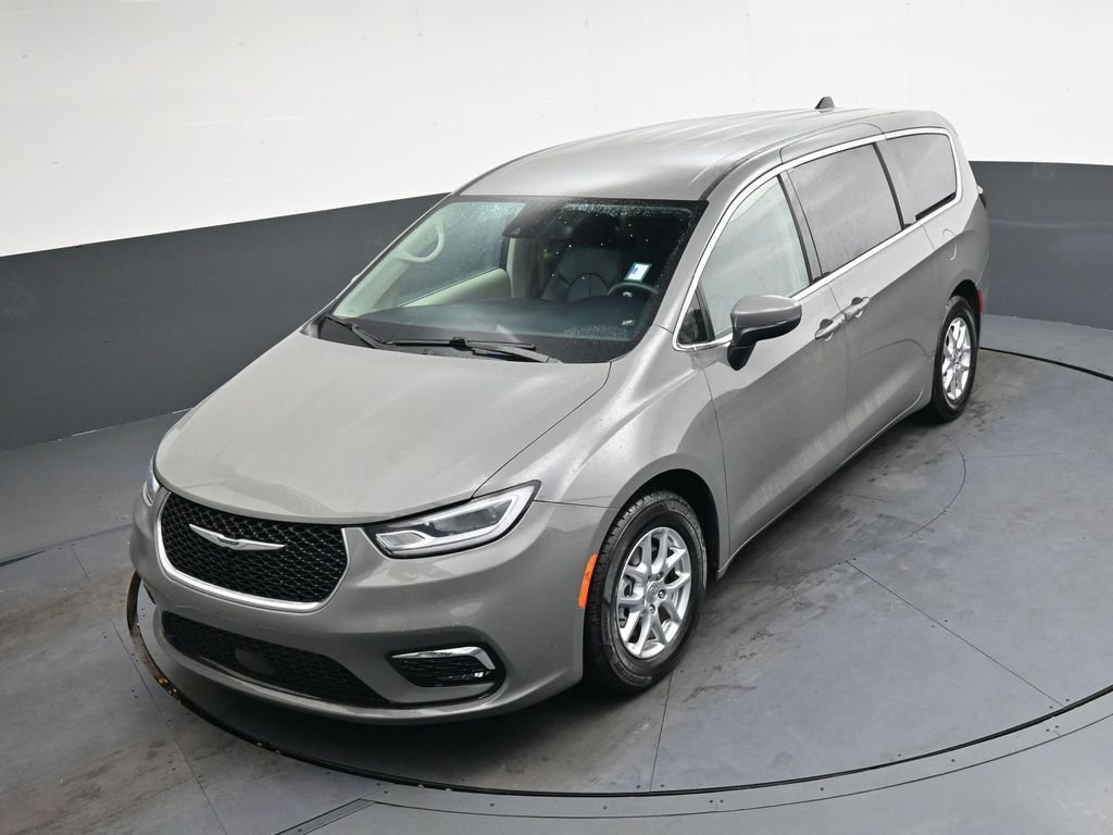 Used 2023 Chrysler Pacifica Touring-L image 31