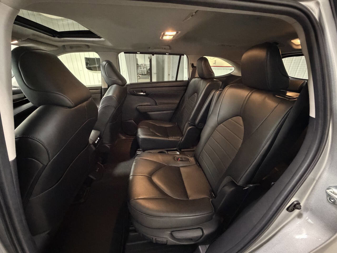 Used 2023 Toyota Highlander XLE image 10