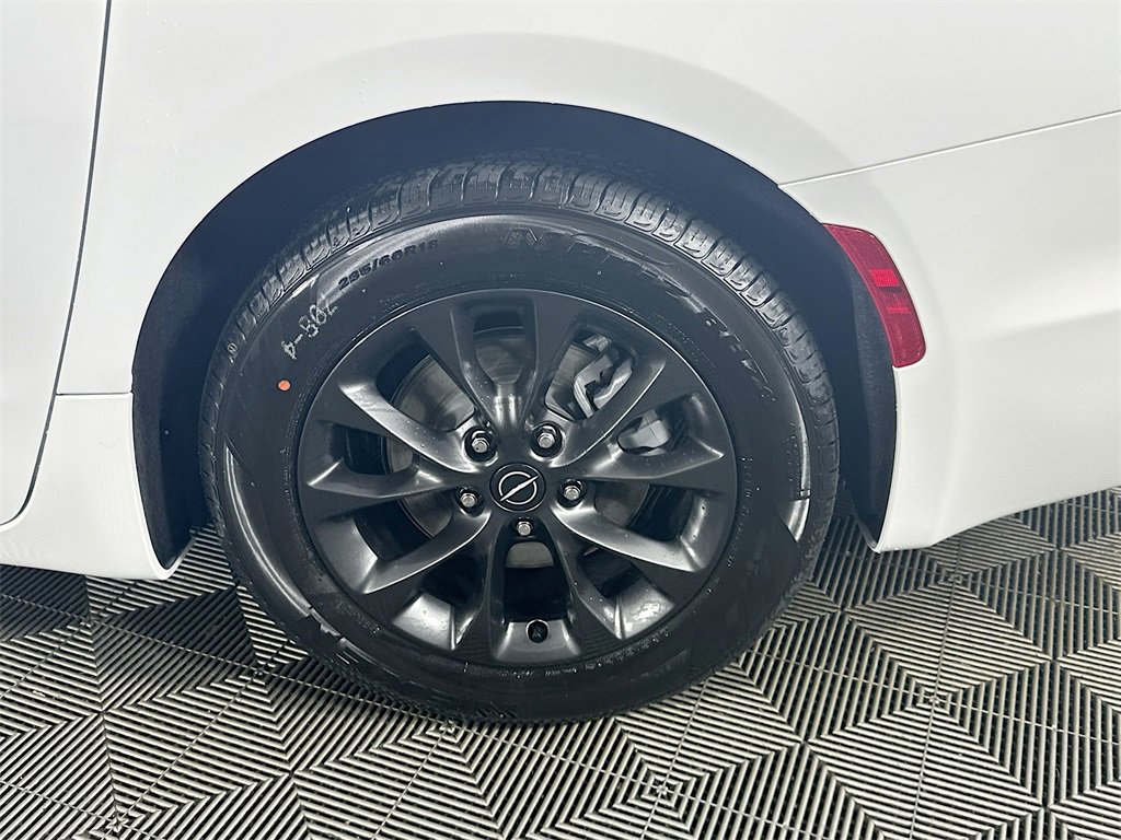 New 2025 Chrysler Pacifica Select w/ Uconnect Theater Family Group image 17