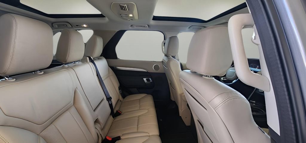 Used 2020 Land Rover Discovery Landmark image 26