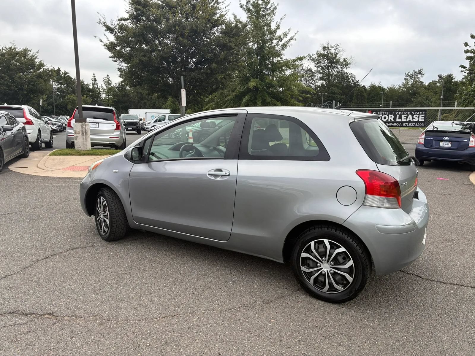 Used 2010 Toyota Yaris 2-Door Hatchback FWD image 4
