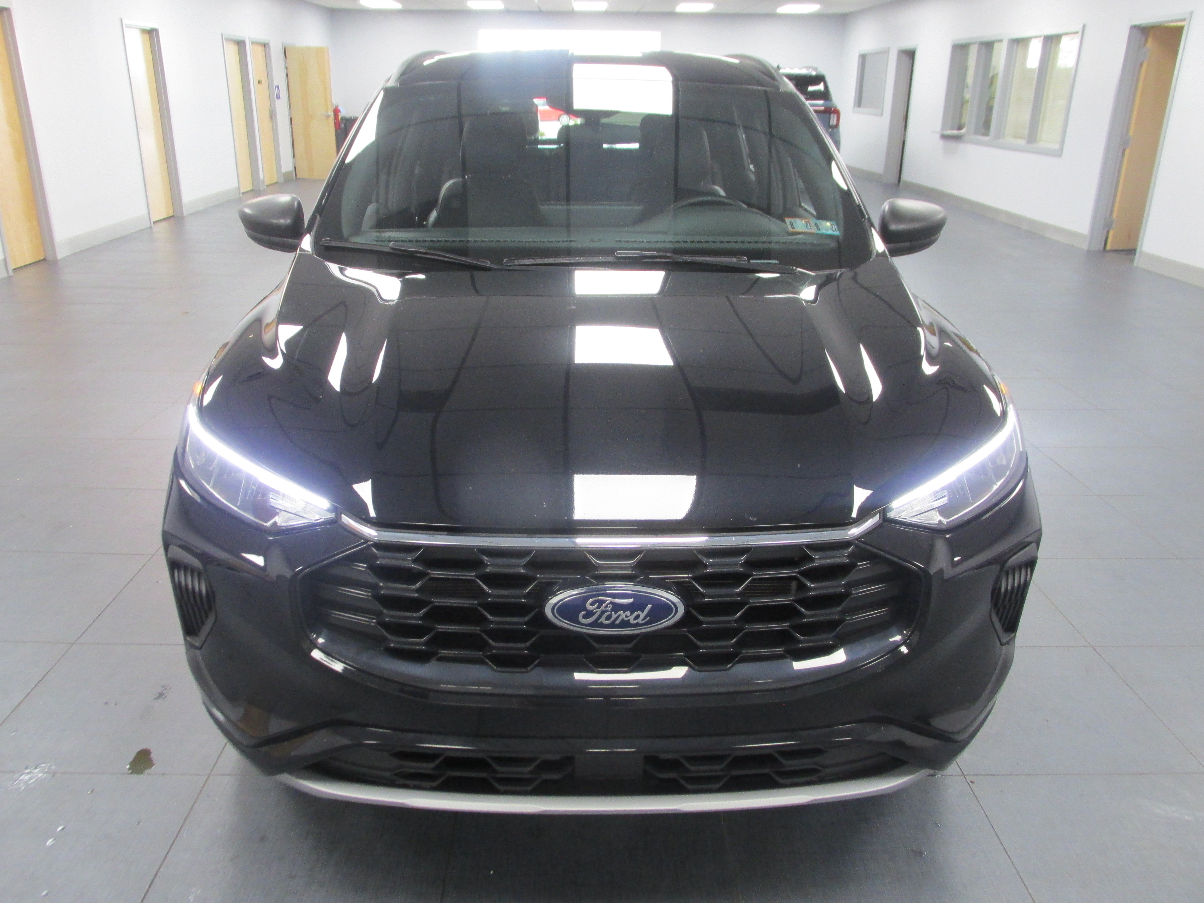 Used 2023 Ford Escape ST-Line w/ Tech Pack #1 AWD/4WD image 2