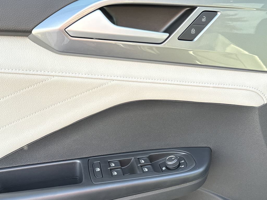 New 2026 Volkswagen Taos SEL image 25