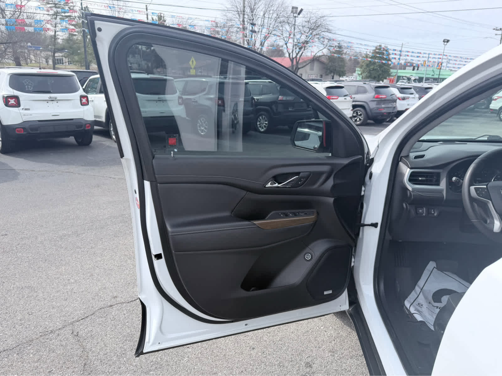 Used 2022 GMC Acadia SLE w/ Driver Convenience Package image 17