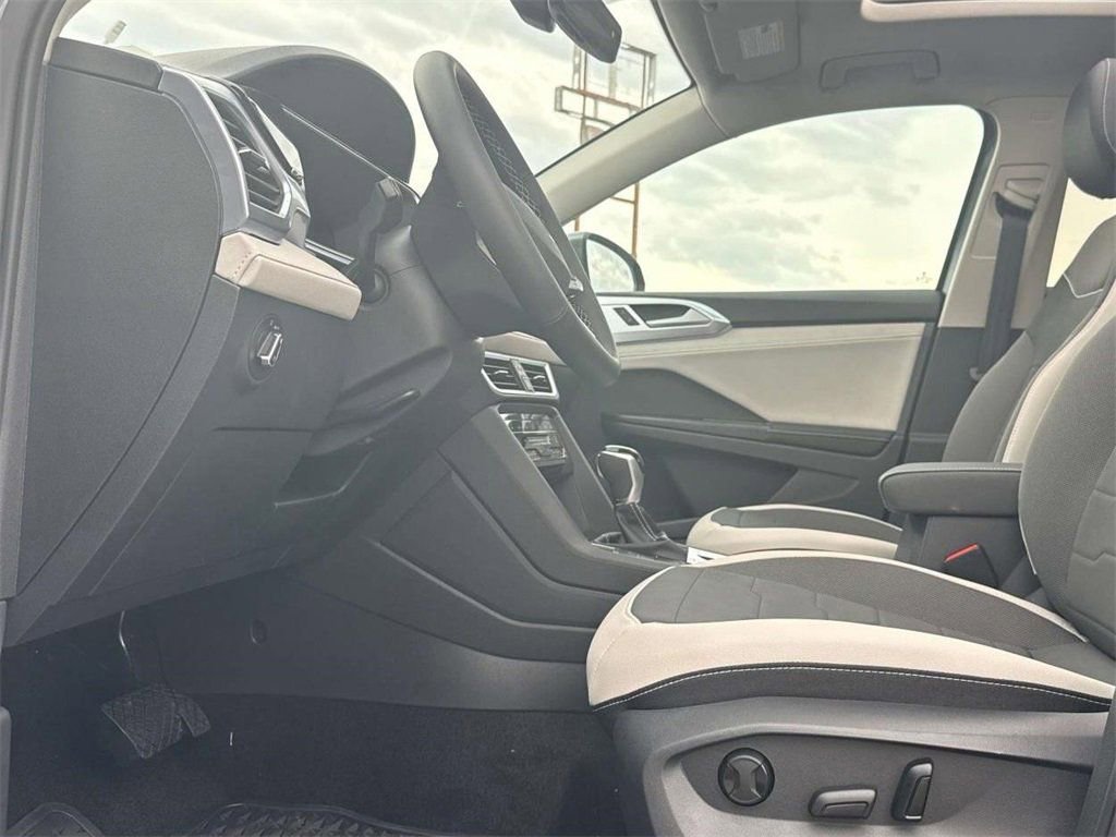 New 2025 Volkswagen Taos SE image 11