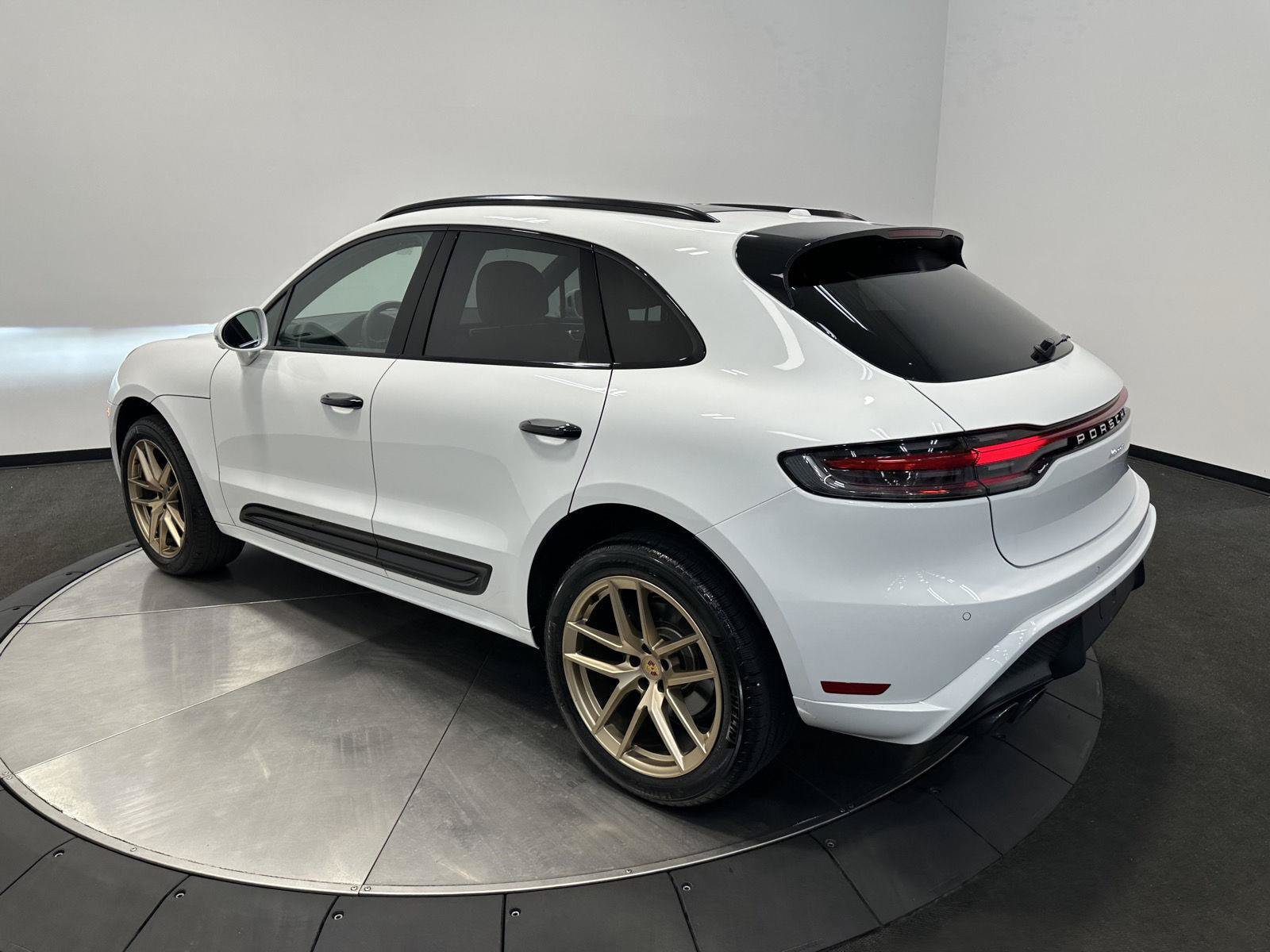Certified 2025 Porsche Macan AWD/4WD image 3