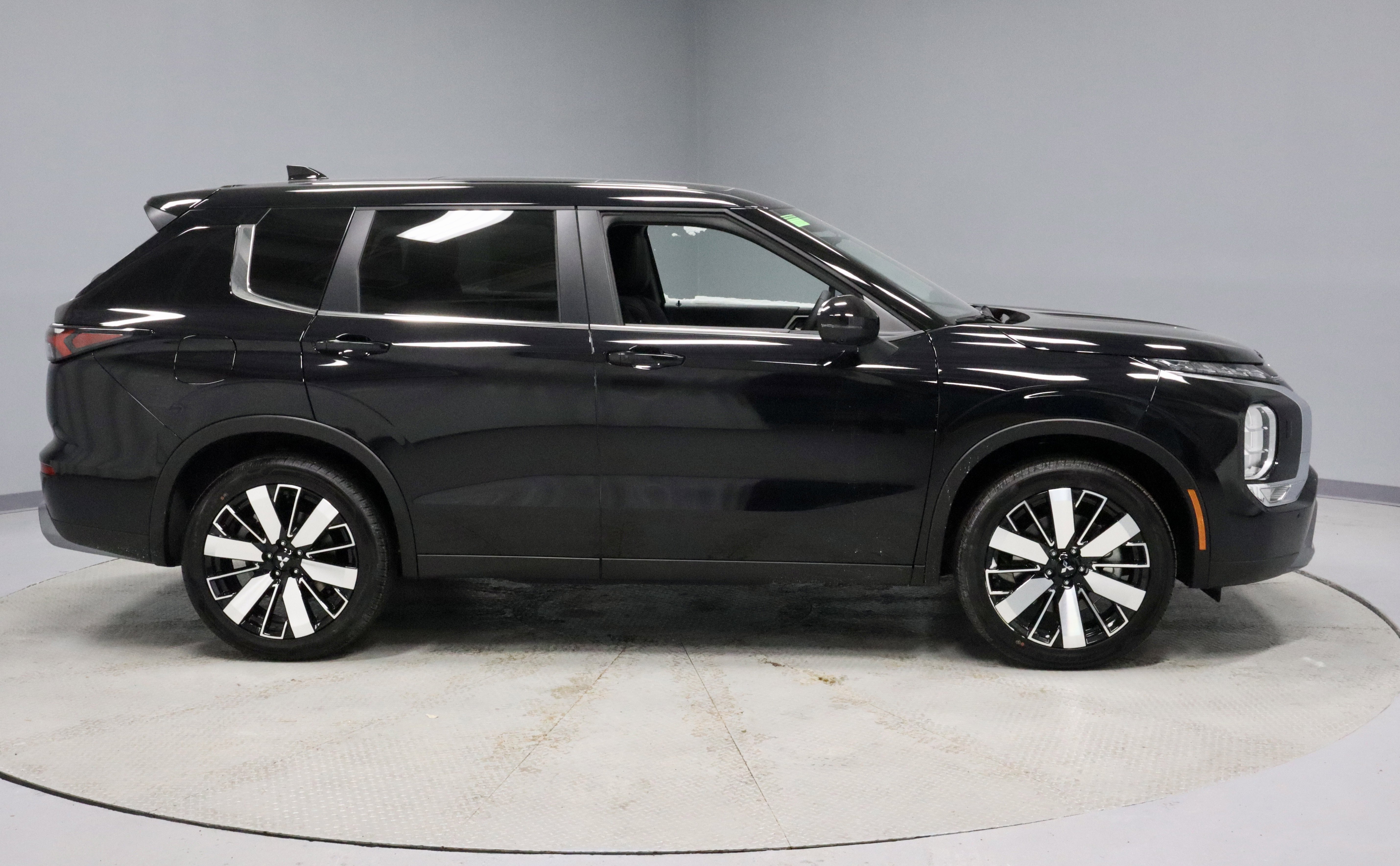 New 2026 Mitsubishi Outlander SE image 8