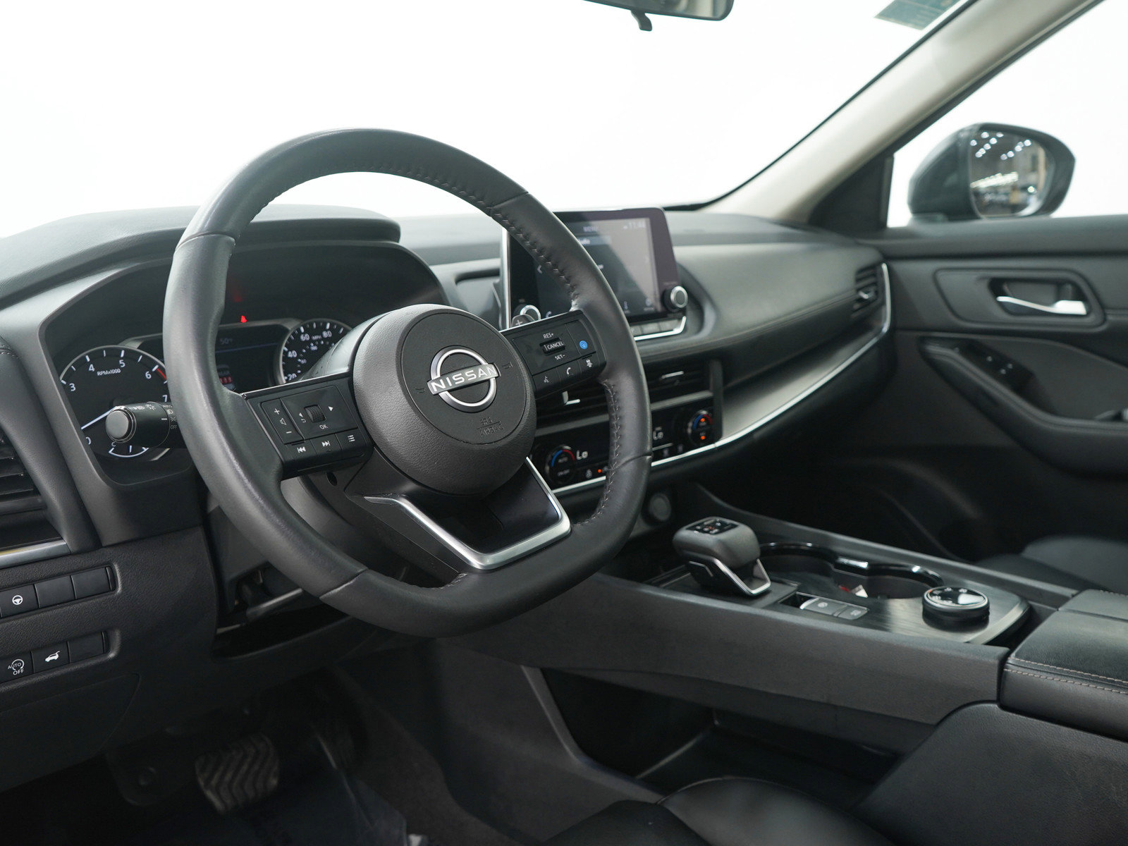 Used 2024 Nissan Rogue SV w/ SV Premium Package image 26