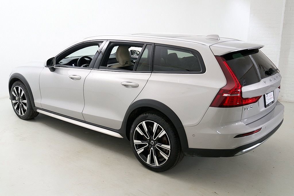 Certified 2025 Volvo V60 B5 Cross Country Ultra w/ Climate Package AWD/4WD image 7