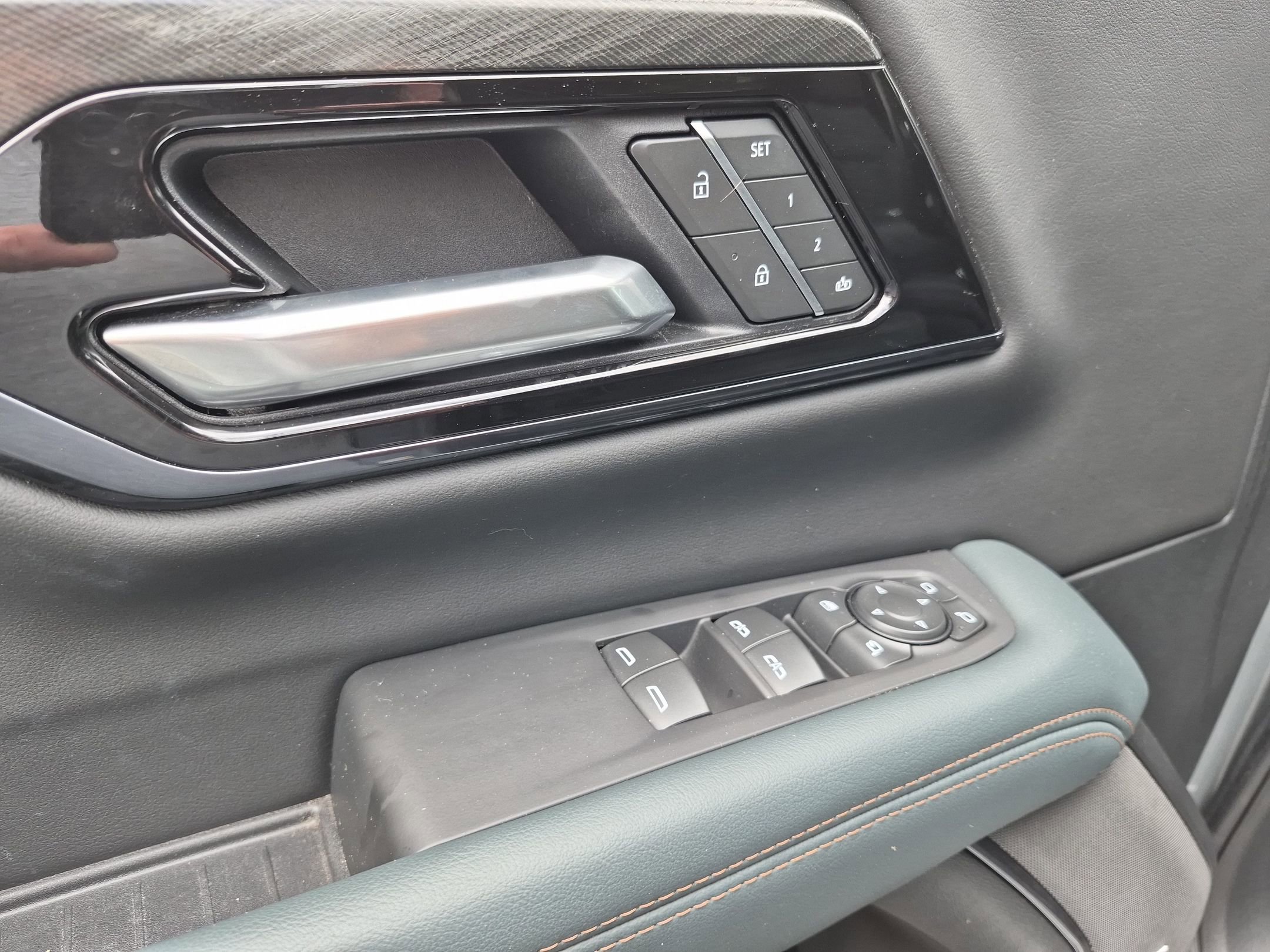 Used 2025 GMC Yukon XL AT4 w/ AT4 Premium Package AWD/4WD image 15
