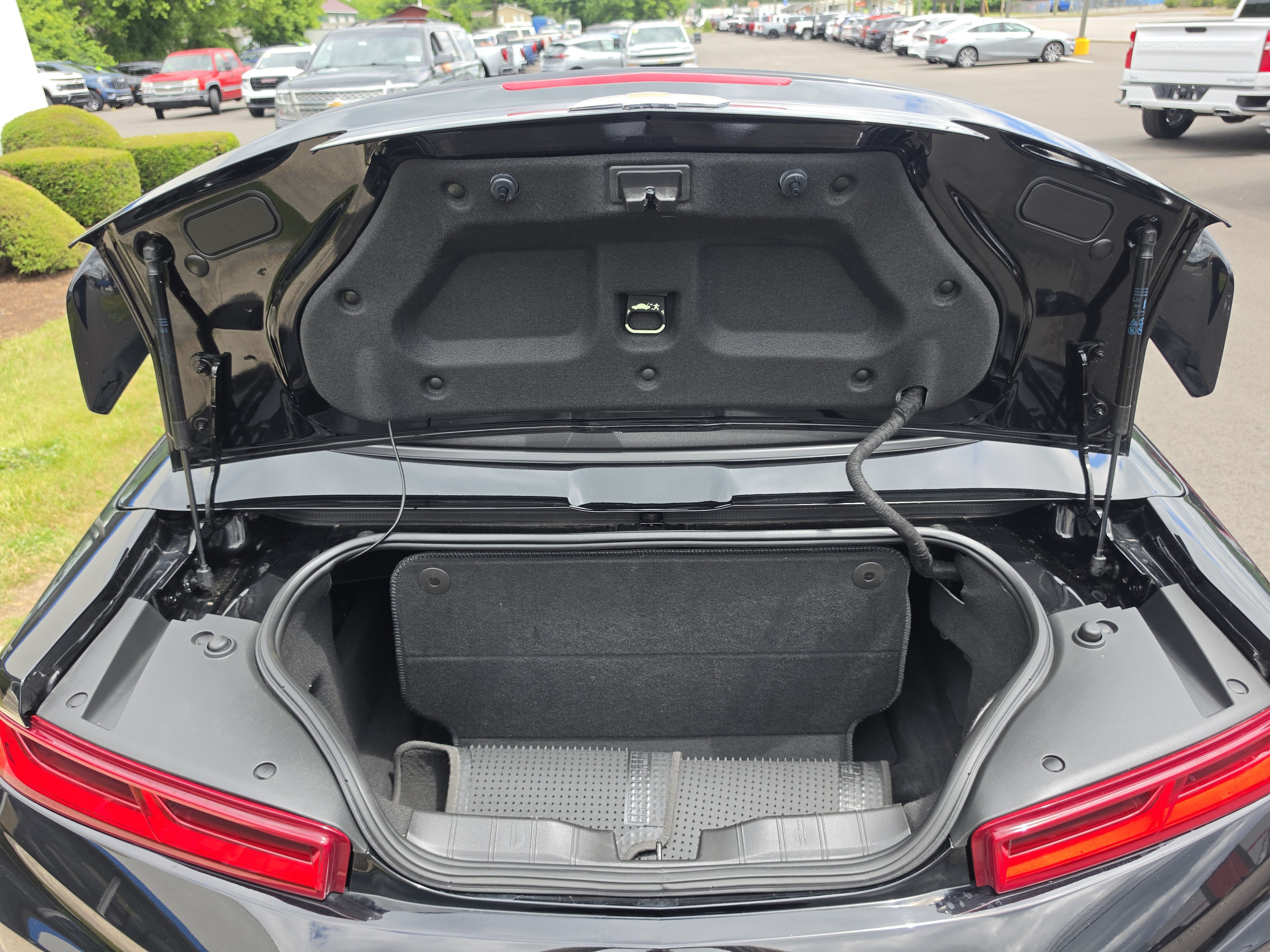 Used 2018 Chevrolet Camaro SS RWD image 6
