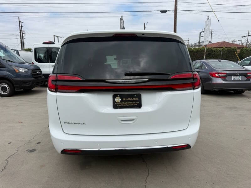 Used 2024 Chrysler Pacifica Touring-L FWD image 5