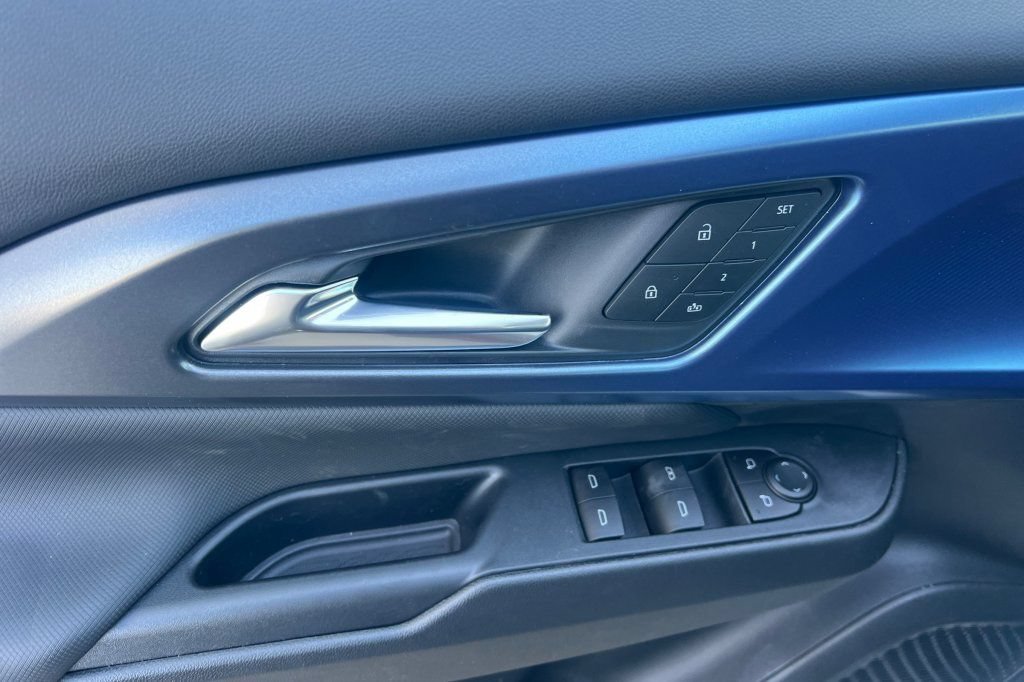 New 2026 Chevrolet Equinox EV LT w/ Convenience Package II FWD image 8