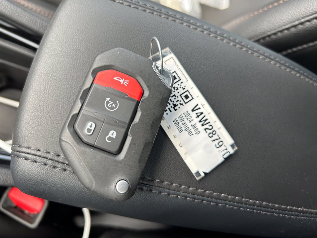 Used 2024 Jeep Wrangler Unlimited Sahara AWD/4WD image 40