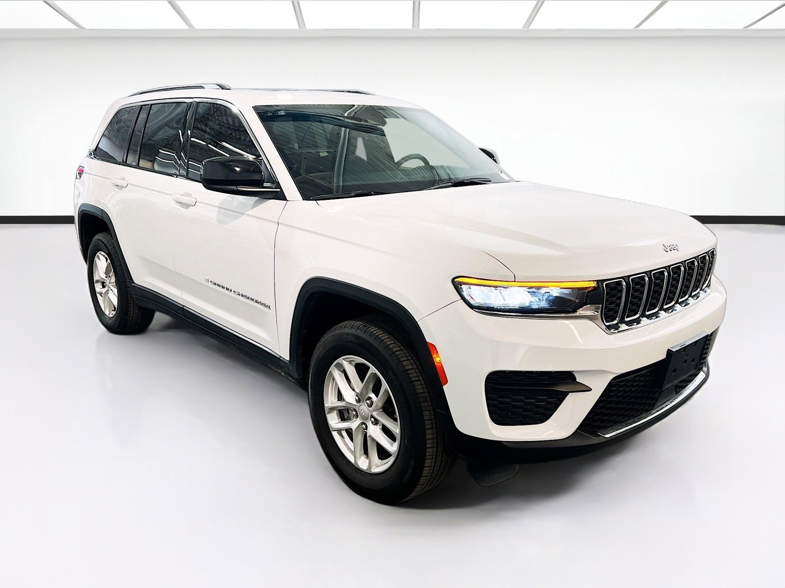 Used 2025 Jeep Grand Cherokee Laredo X RWD image 3