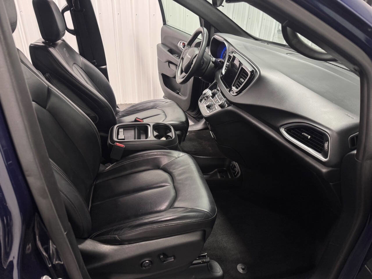 Used 2018 Chrysler Pacifica Touring-L w/ Premium Audio Group image 16