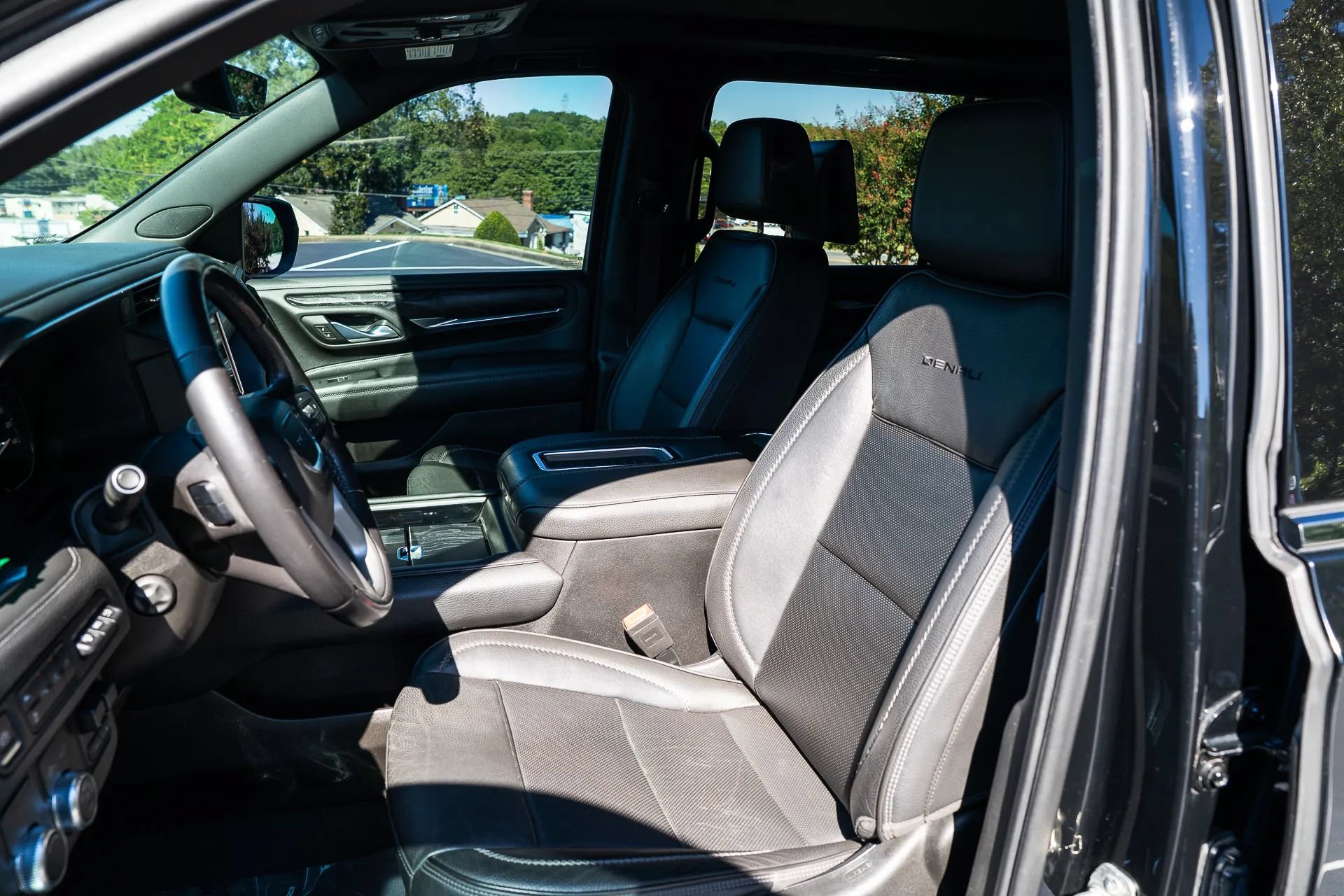 Used 2021 GMC Yukon XL Denali w/ Denali Premium Package RWD image 18