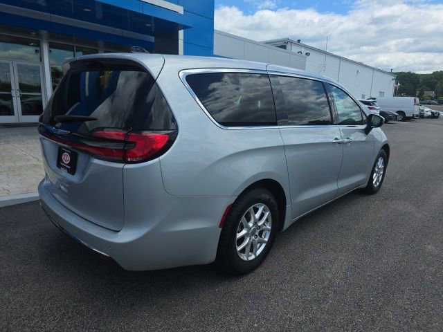Used 2023 Chrysler Pacifica Touring-L FWD image 7