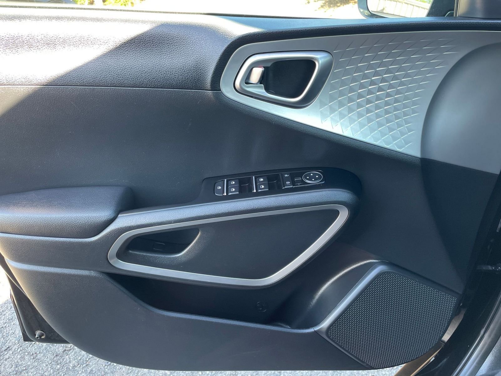 Used 2025 Kia Soul LX w/ LX Technology Package image 18