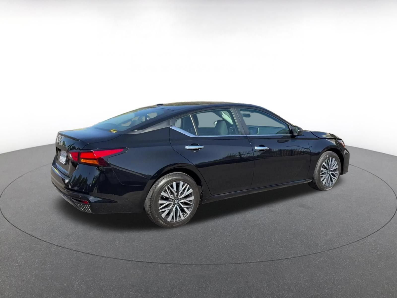 Used 2025 Nissan Altima 2.5 SV FWD image 15