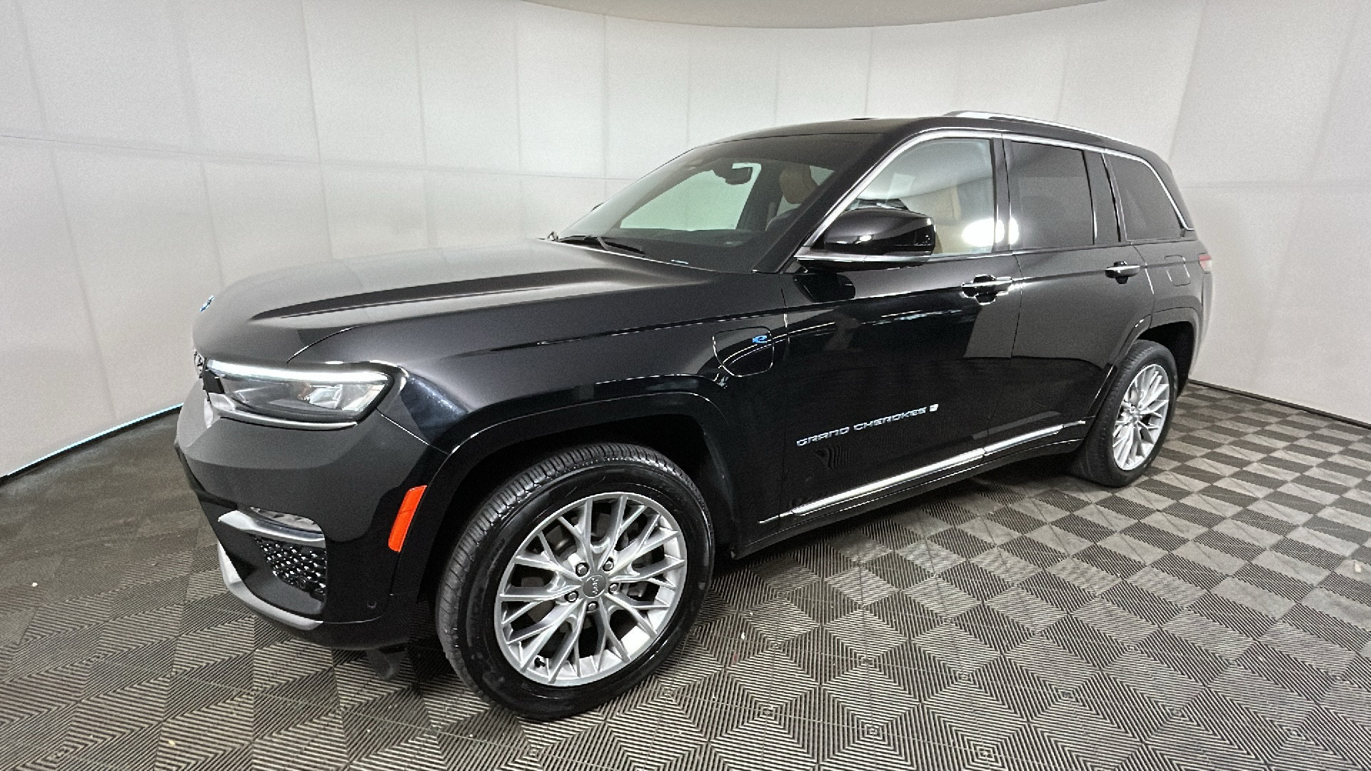 Used 2023 Jeep Grand Cherokee Summit AWD/4WD image 7