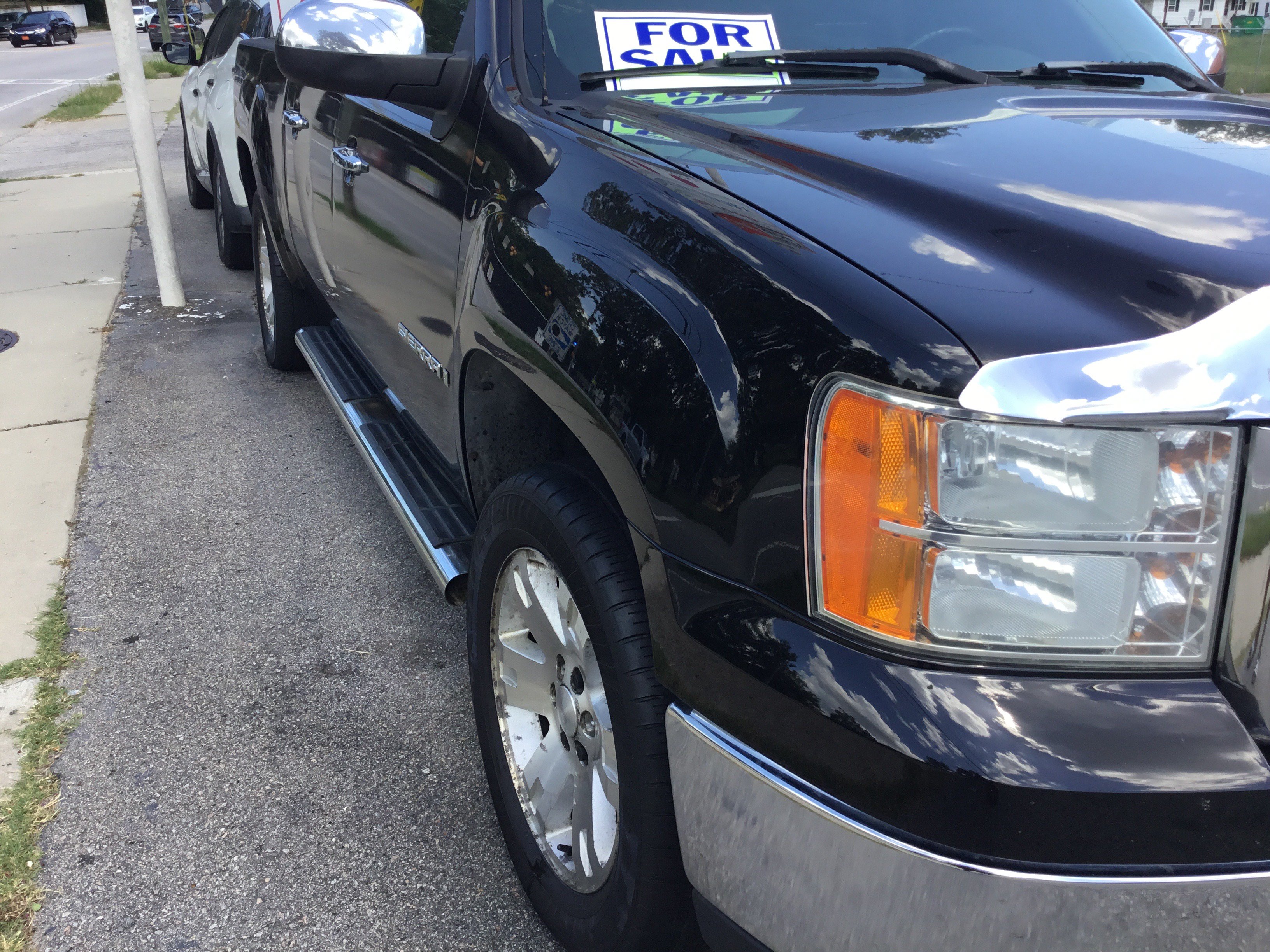 Used 2007 GMC Sierra 1500 SLT w/ Entertainment Package AWD/4WD image 2